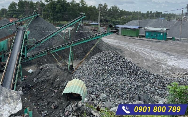 Hình ảnh bãi đá 0x4 và đá xây dựng tại VLXD Nam Thành Đá 0x4 tại bãi tập kết của vlxd Nam Thành