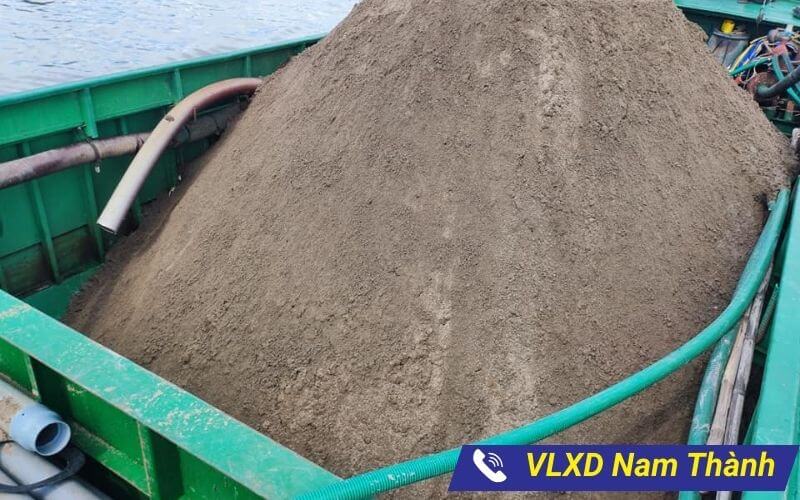 Cát được vận chuyển bằng tàu trên sông