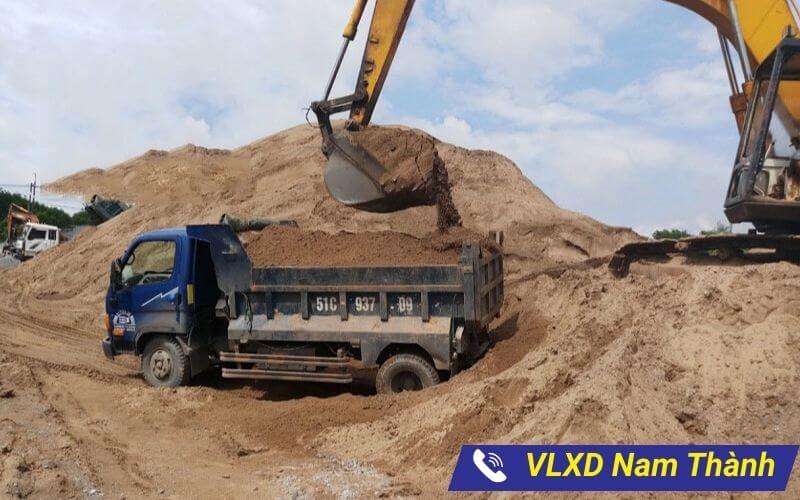 Cát được vận chuyển bằng xe ben
