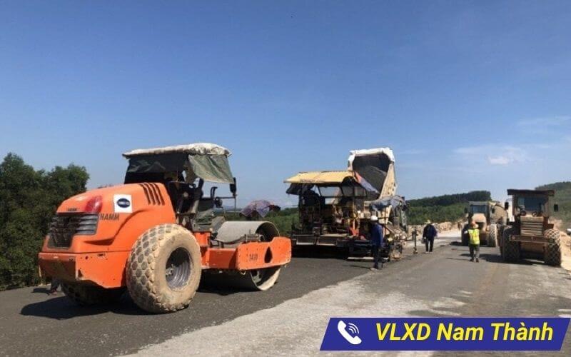 Xe lu đang thi công nén chặt lớp cấp phối đá dăm để đạt hệ số K98