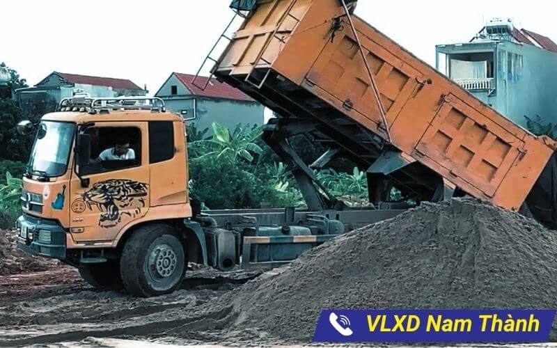 Vận chuyển cát xây dựng màu đen bằng xe ben