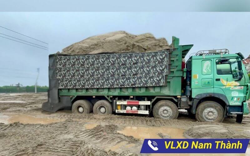 Xe tải trọng lớn cung cấp cát tô tường cho xây dựng