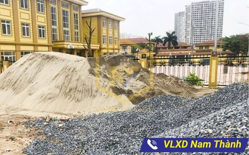 Tập kết cát đá xây dựng khi xây nhà sát vách